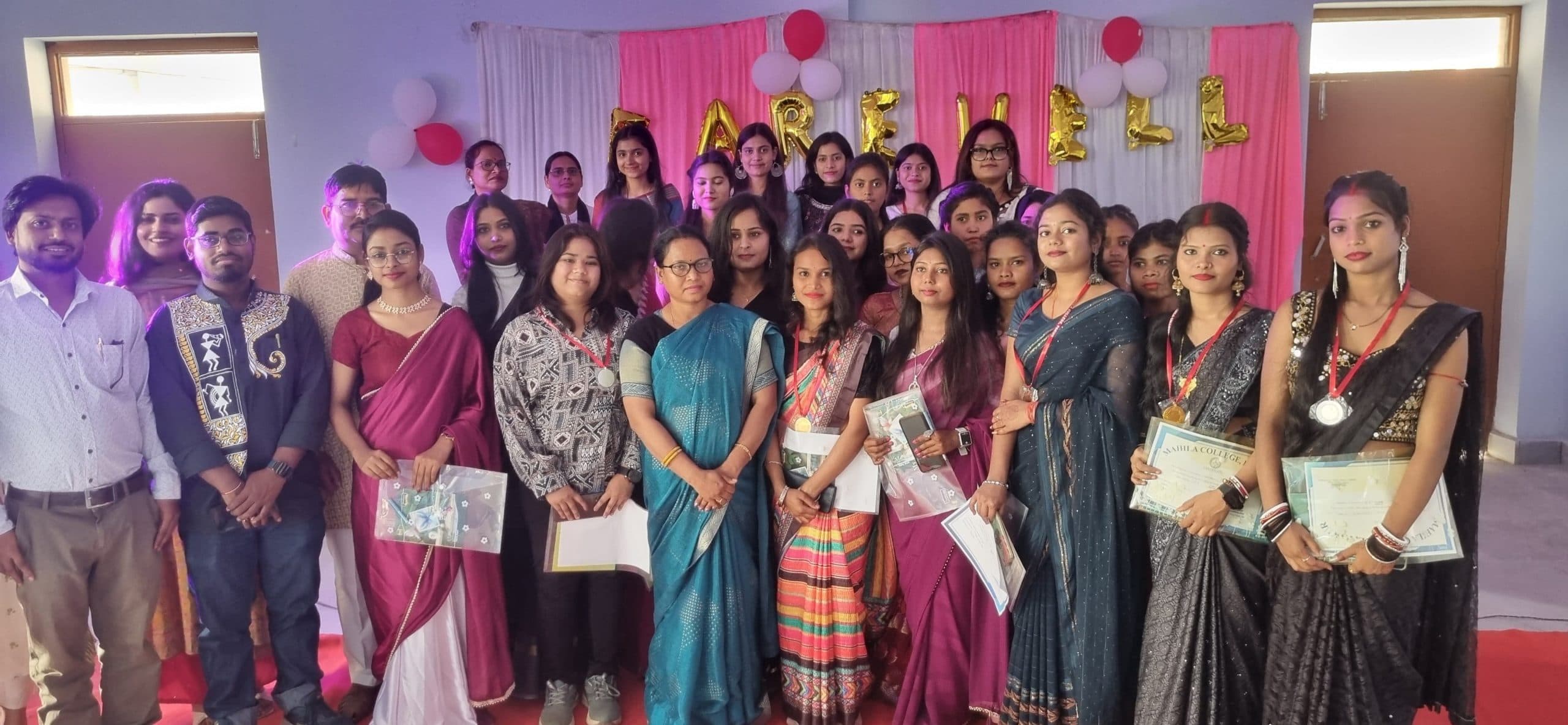 महिला कॉलेज में सेमेस्टर छह की छात्राओं को दी गयी विदाई