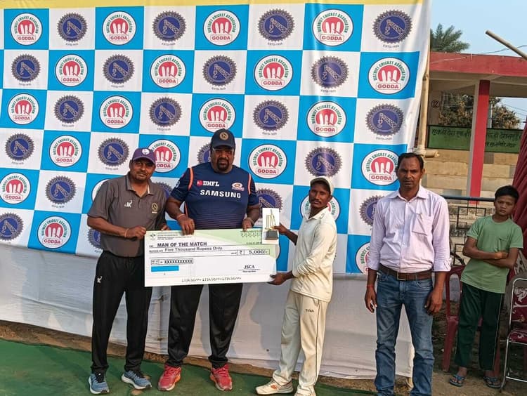 गढ़वा ने रोमांचक मुकाबले में गुमला को चार रन से हराया