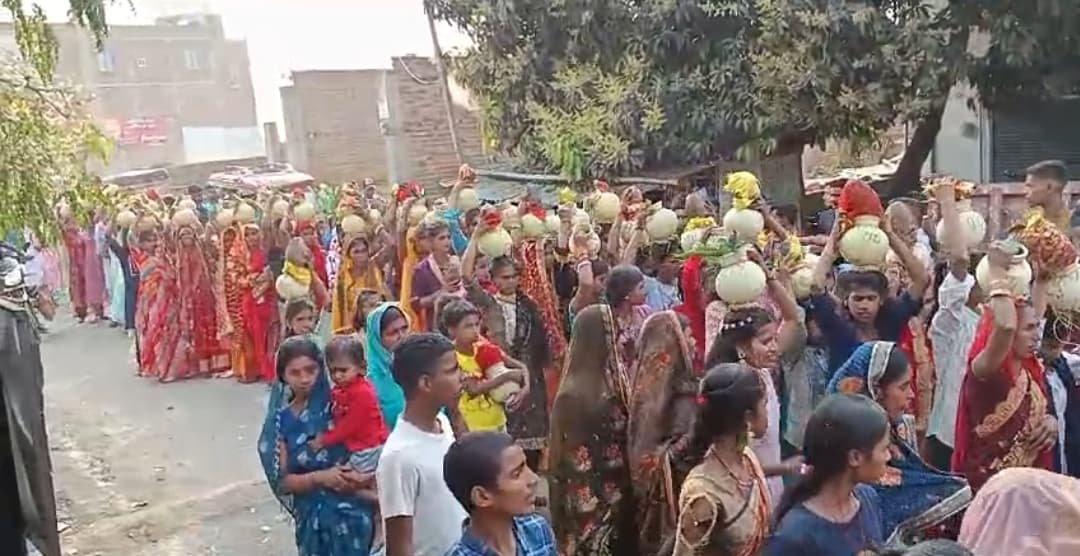 चौतरा में श्रीमद्भागवत कथा को लेकर निकाली गयी कलश शोभायात्रा