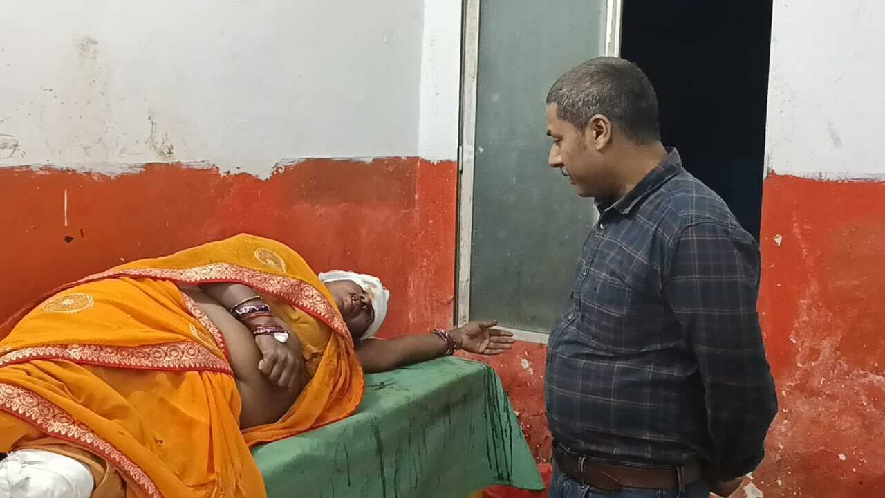 बाइक से गिरकर महिला जख्मी, रेफर