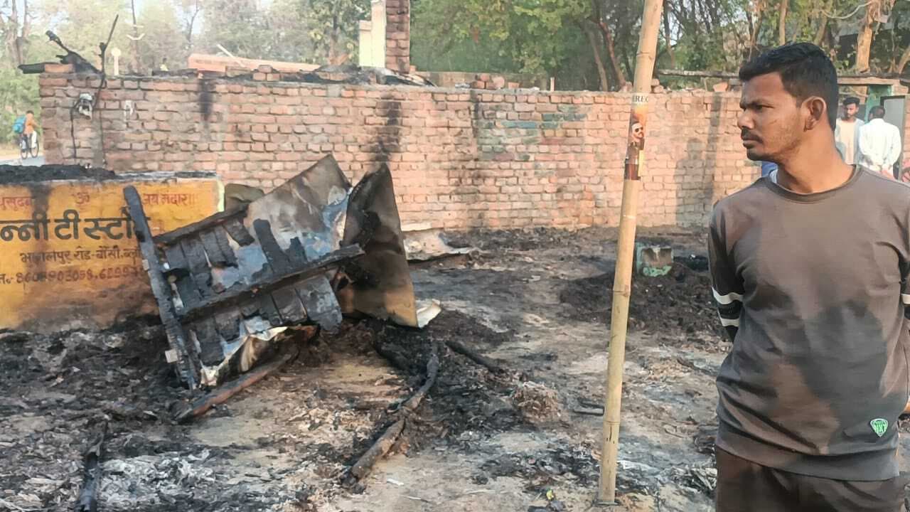 आग लगने से दुकान व मकान के करीब दो लाख की संपत्ति राख