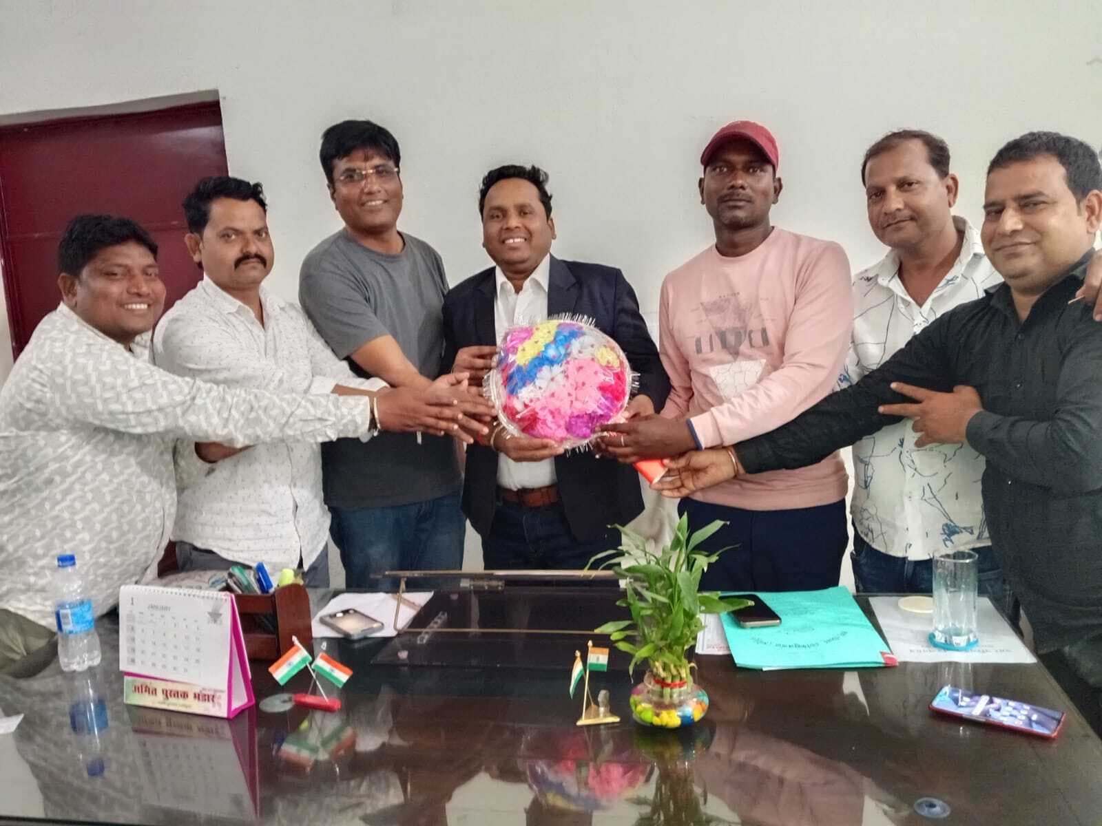 नप ईओ ने दिया योगदान