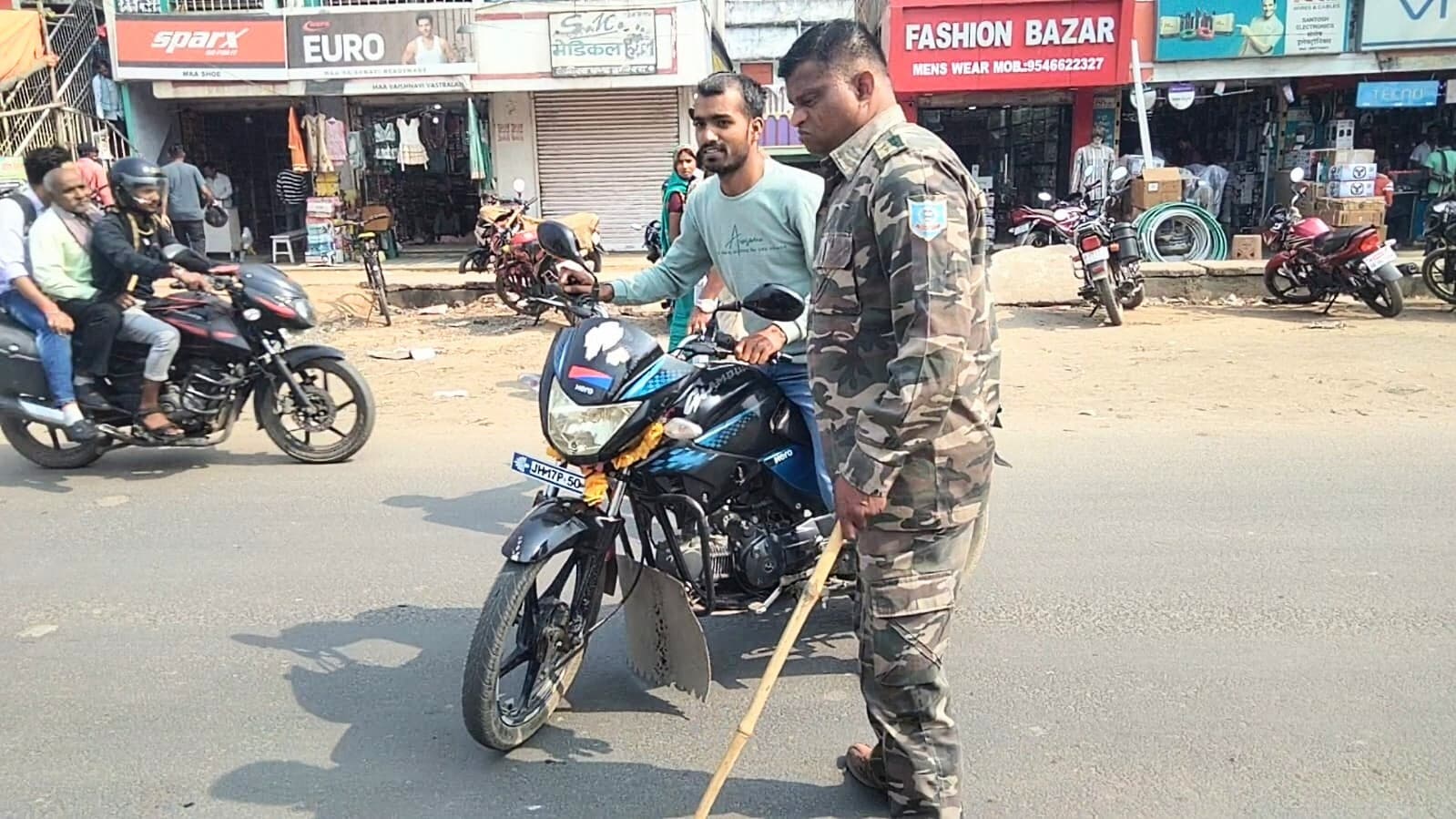 पथरगामा में 16 बाइक से 34650 का कटा चालान