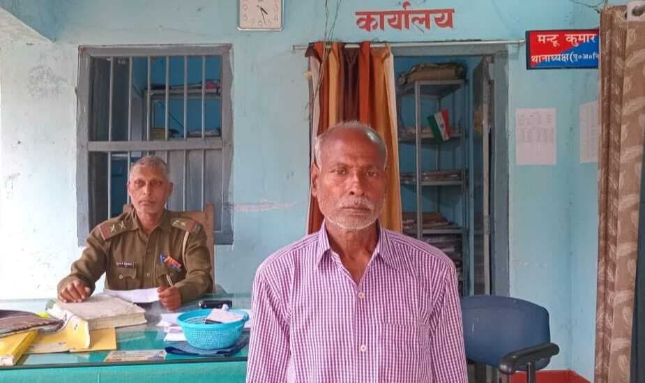 वृक्ष की टहनी तोड़ने का विरोध करने पर मारपीट