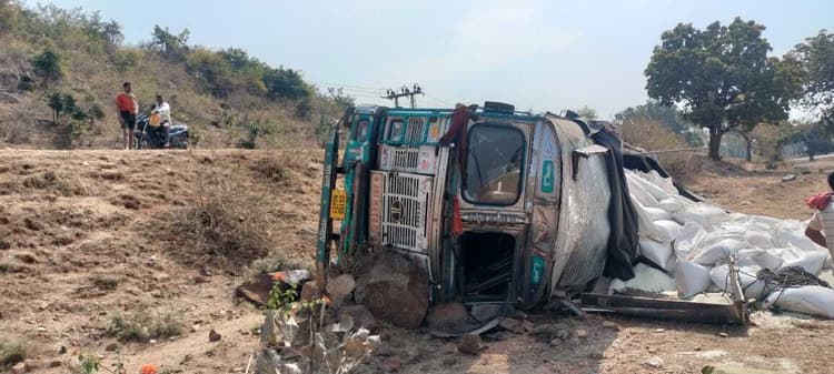 चावल लदा ट्रक पलटा, चालक-खलासी घायल