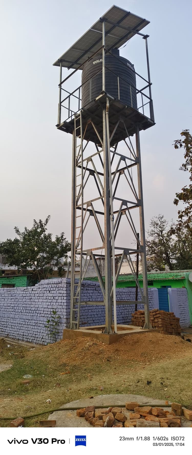 सोलर जलमीनार को शुरू कराने की मांग