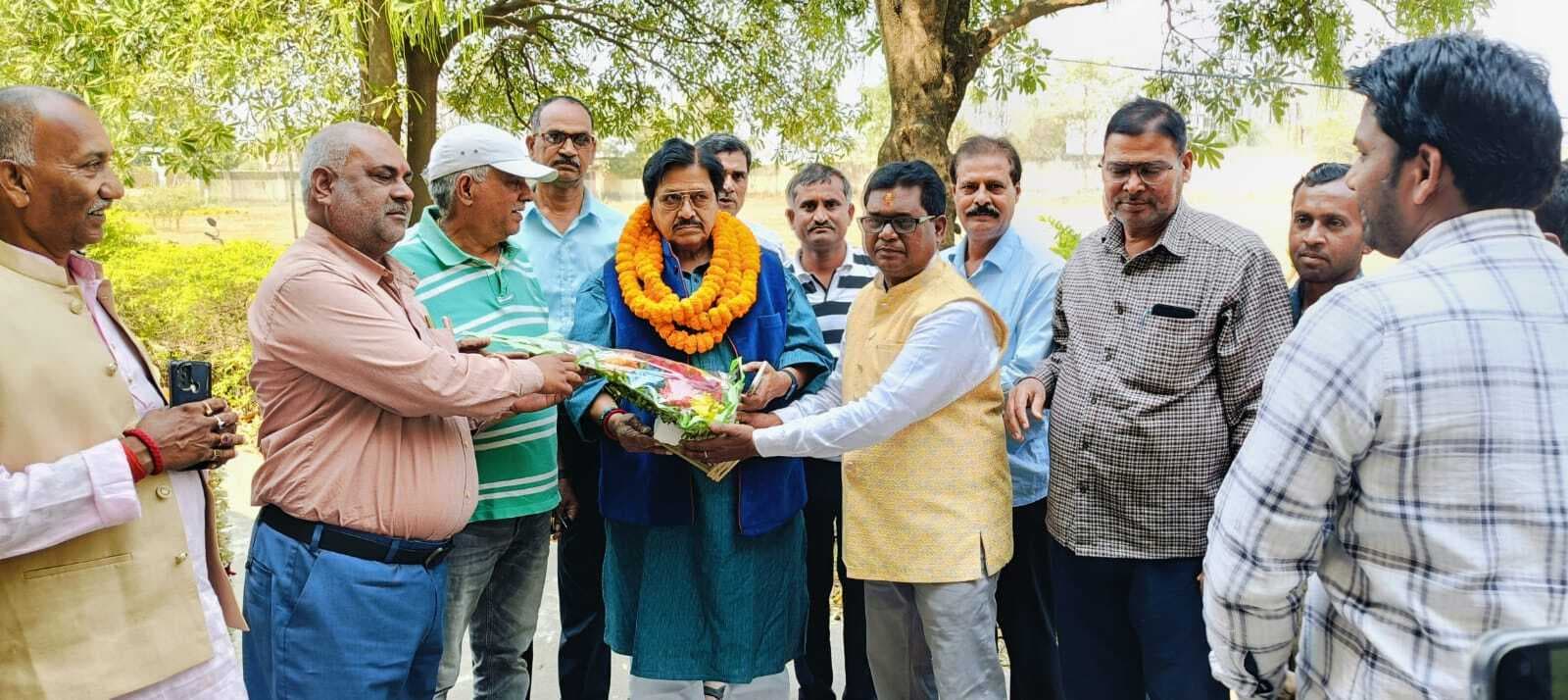 चितरा इंटर कॉलेज में शासी निकाय के अध्यक्ष चुने गये सारठ विधायक