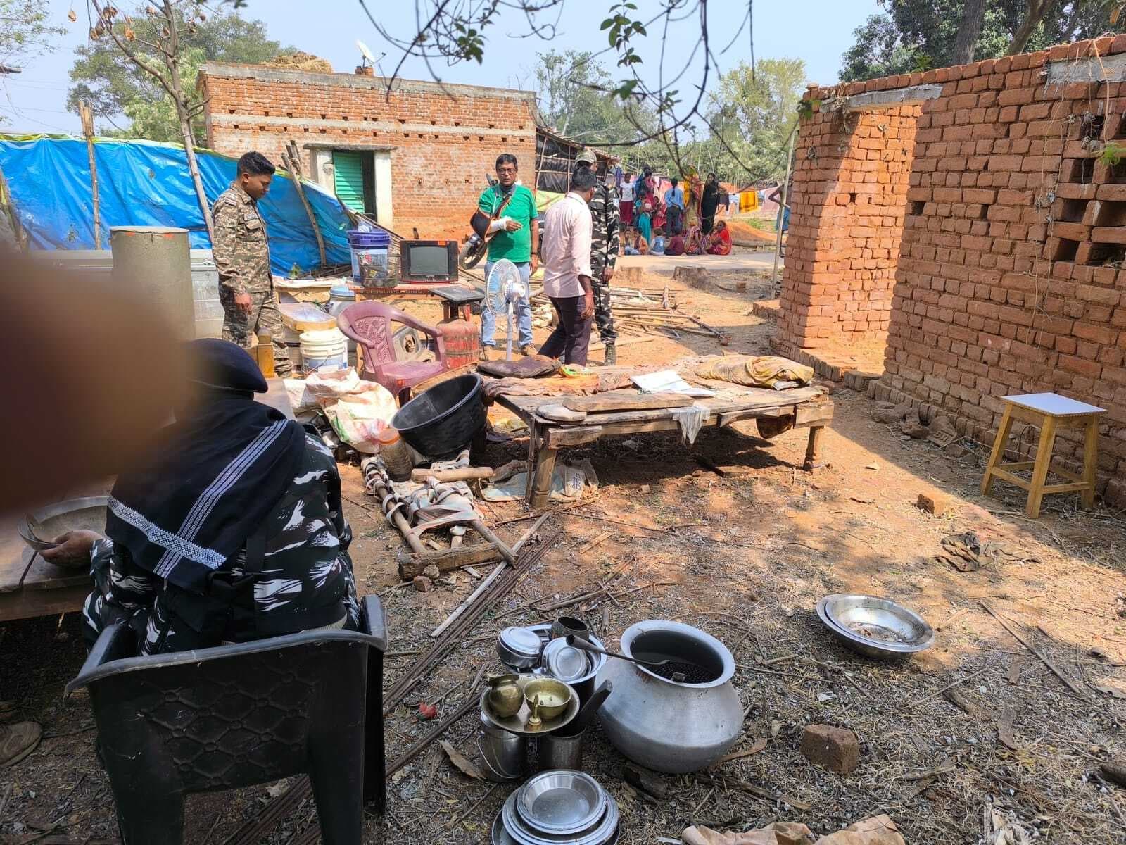 देवीपुर में फरार आरोपी के घर की पुलिस ने कुर्की