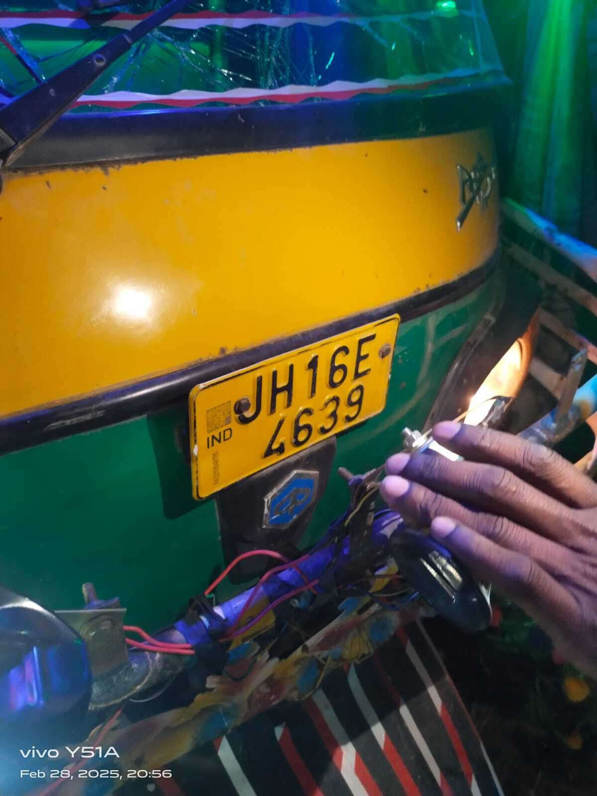 सड़क हादसे में दो युवकों की मौत, एक की हालत गंभीर