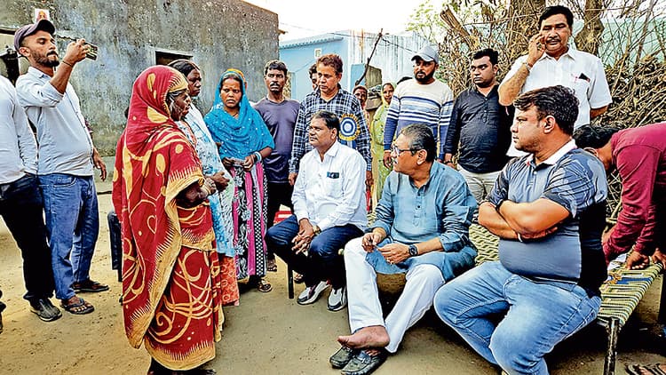 फर्जी वोटरों को खोजने निकले पांडवेश्वर के विधायक नरेंद्रनाथ चक्रवर्ती