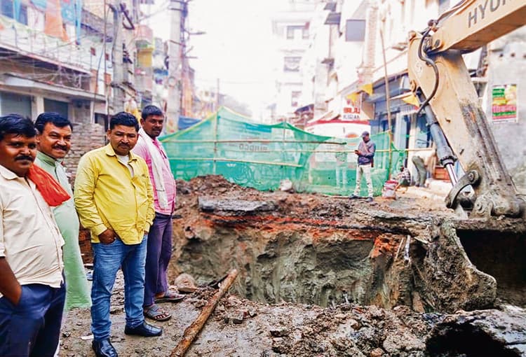 Chhapra News : खनुआ नाला के निर्माण से सरकारी बाजार का मार्ग बाधित