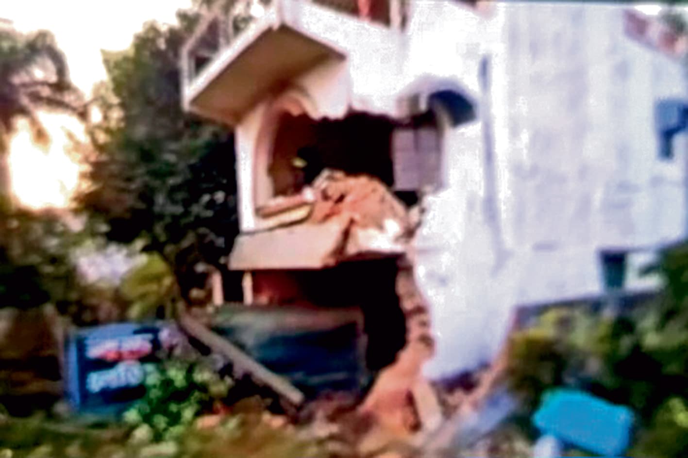 भागलपुर से कोलकाता आ रही बस सिउड़ी में मकान से भिड़ी, चालक की हुई मौत