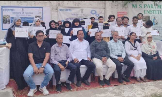 Jamshedpur news. होटल मैनेजमेंट करने वाले छात्रों को मिला प्रमाण पत्र