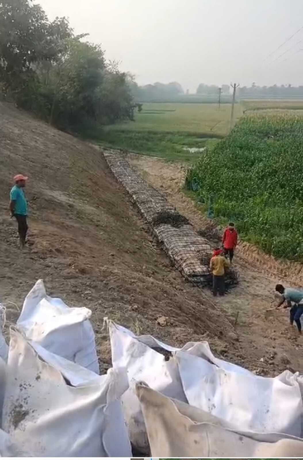 बाढ़ के दौरान क्षतिग्रस्त तटबंध का मरम्मत शुरू