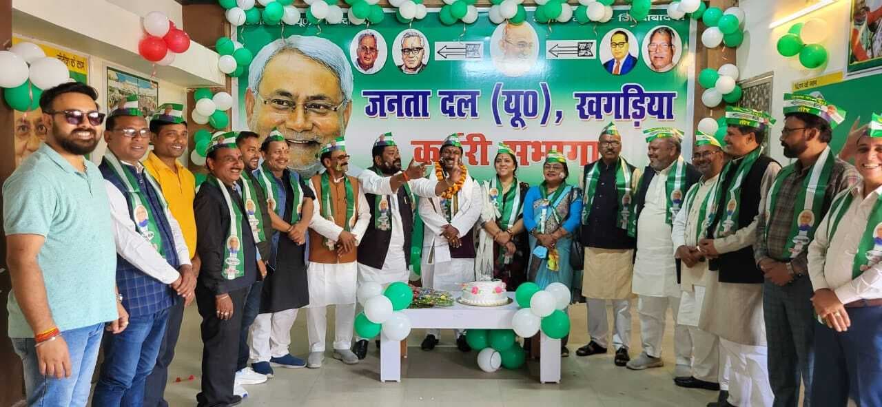 केक काटकर मनाया सीएम का 74 वां जन्मोत्सव