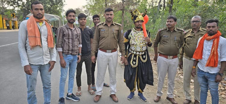 Giridih News :सड़क सुरक्षा का पाठ पढ़ाने यमराज का भेस धर उतरी पुलिस