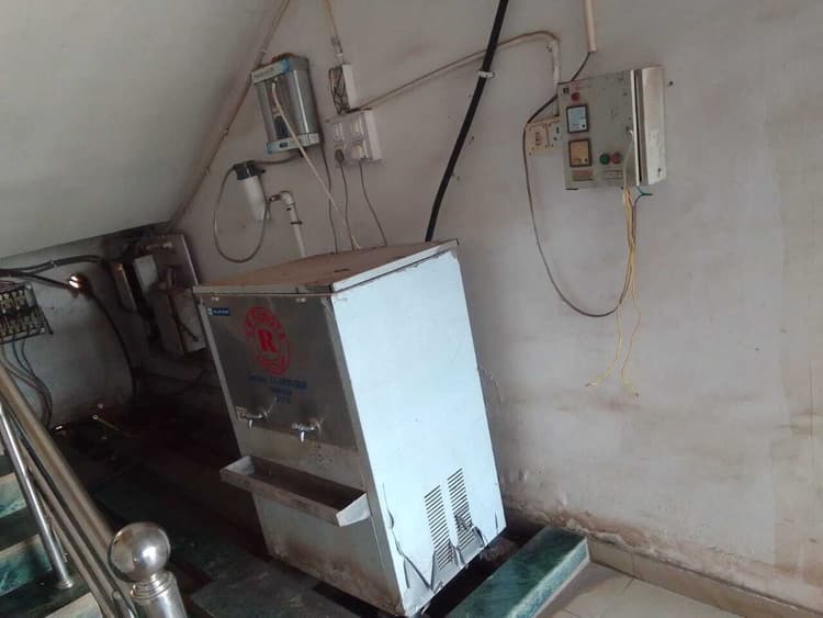 Chaibasa News : पीजी के 15 विभागों में एक माह से जलापूर्ति बंद, दूर से बाल्टी में पानी लाकर तीन तल्ला पर चढ़ते हैं कर्मचारी