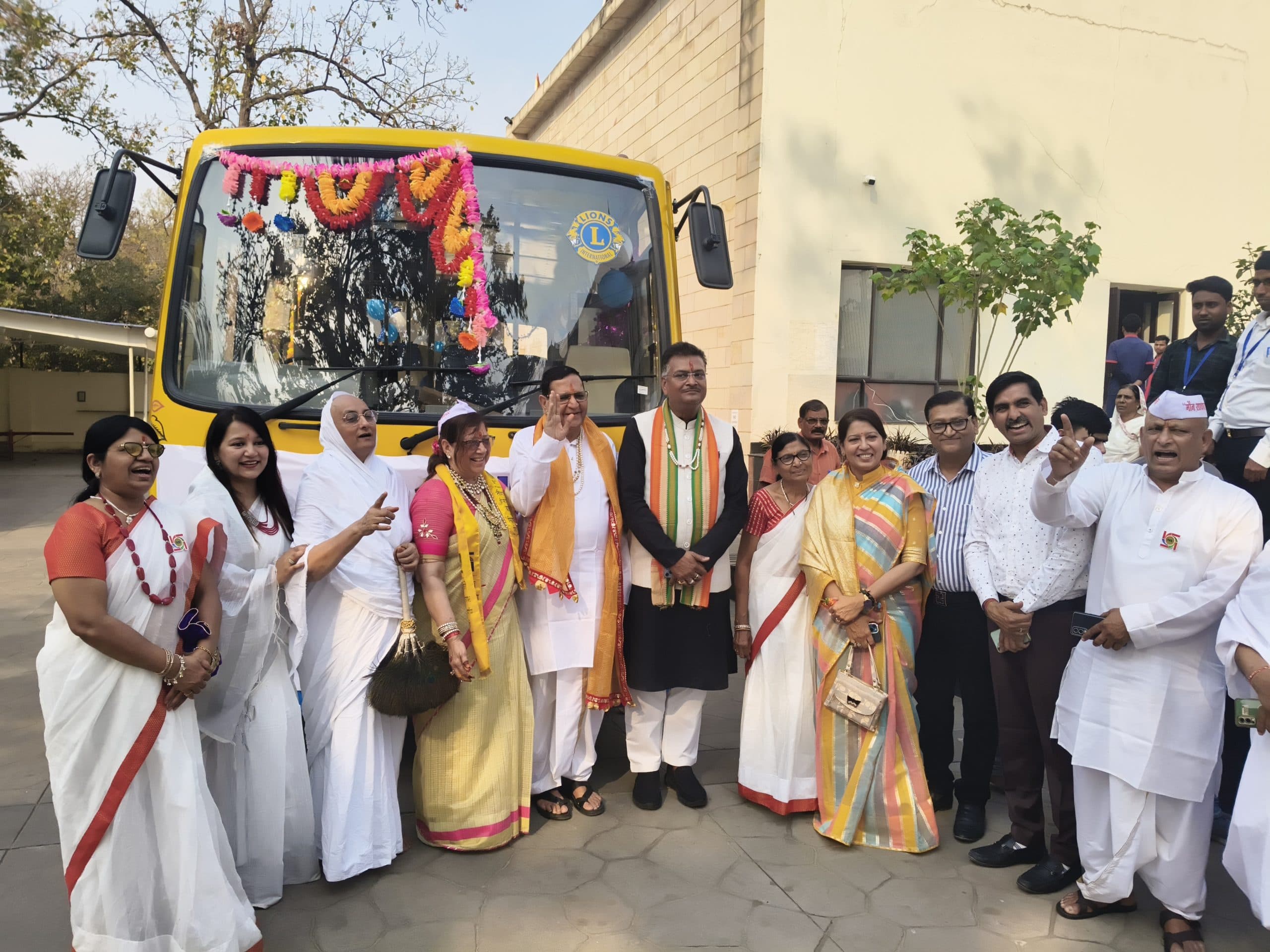 Giridih News :एजुकेशन ऑन व्हील : हजारीबाग के सांसद ने तीन बसों का किया लोकार्पण