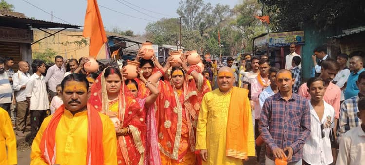 Dhanbad News :भेलाटांड़ से सप्तचंडी महायज्ञ को लेकर निकली कलश यात्रा