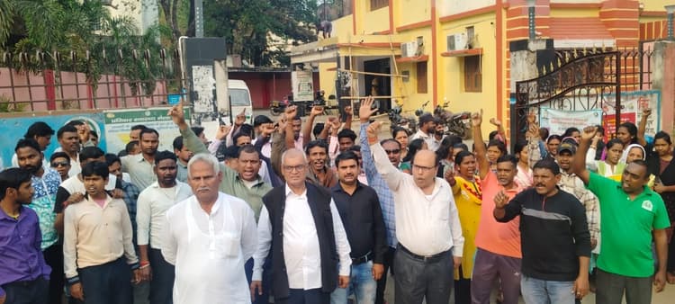 Bokaro News : बकाया मानदेय को लेकर आउटसोर्सिंग कर्मियों ने किया प्रदर्शन