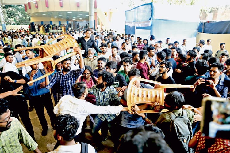 तृणमूल व एसएफआइ समर्थकों के बीच ढाल बनी पुलिस