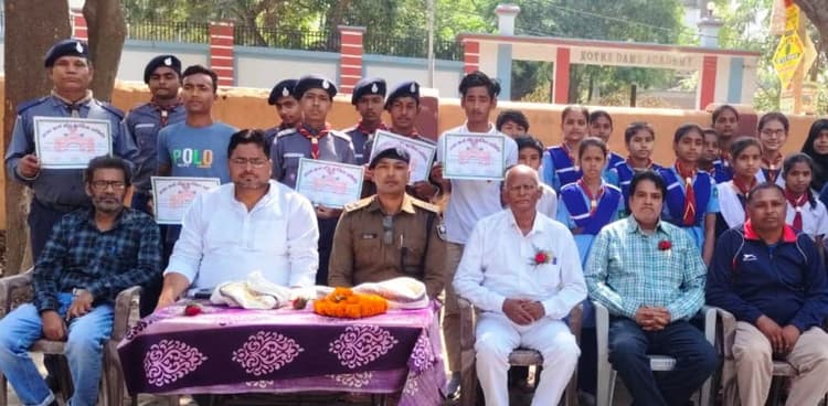 सराहनीय कार्य को लेकर स्काउट-गाइड के बच्चों को किया सम्मानित
