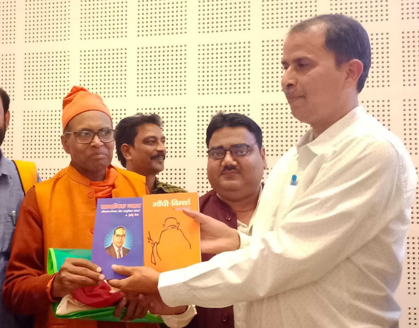 दिल्ली विश्वविद्यालय के प्रोफेसर को पुस्तक भेंट