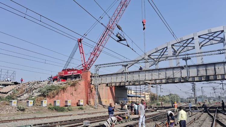 छह घंटे के मेगा ब्लॉक में जमालपुर का ब्रिटिश कालीन दो ब्रिज किया गया ध्वस्त