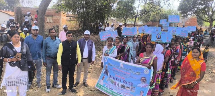 जल संरक्षण के लिए ग्रामीणों को दिलायी गयी शपथ