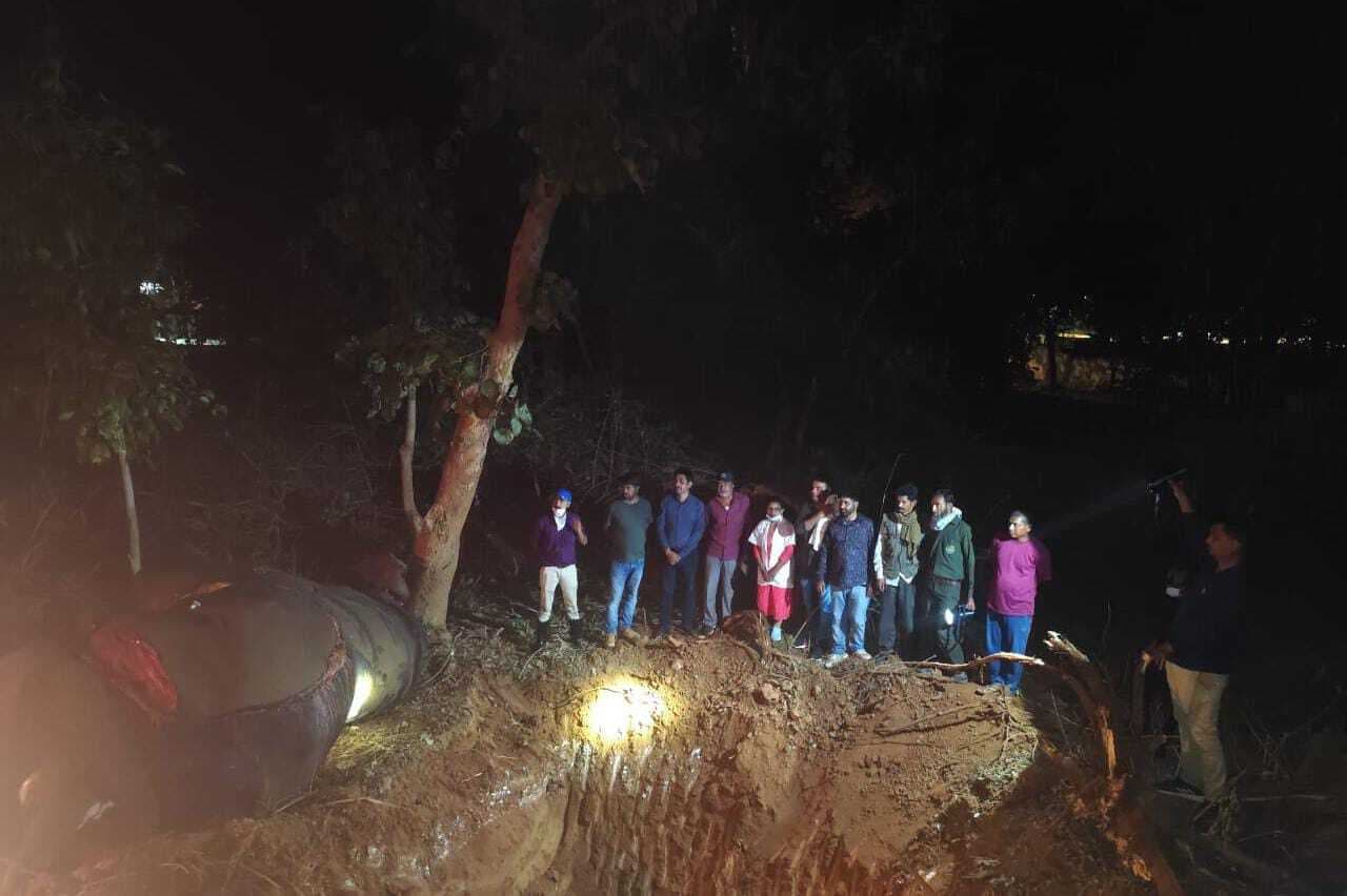 हाथी के शव को पीटीआर प्रबंधन ने दफनाया