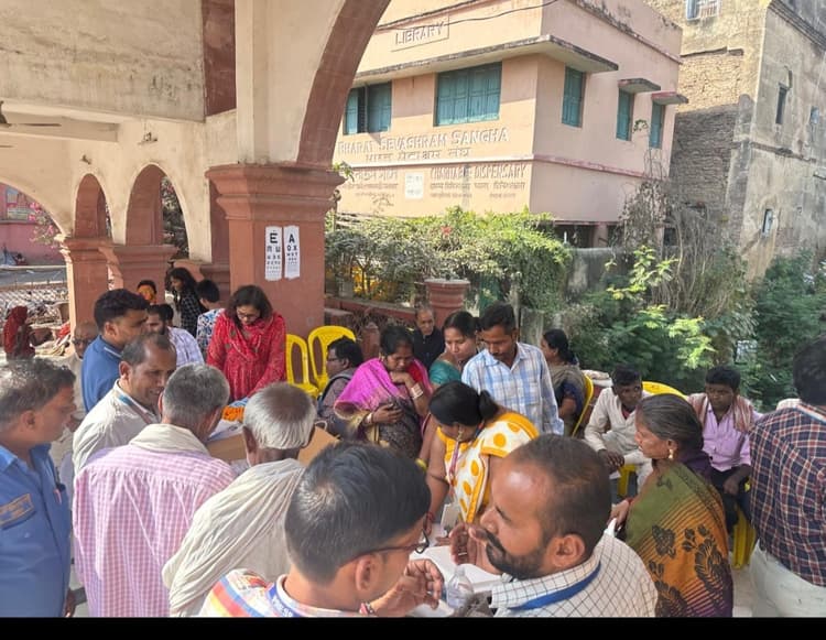 नेत्र व दंत चिकित्सा शिविर में 100 से अधिक रोगियों का इलाज