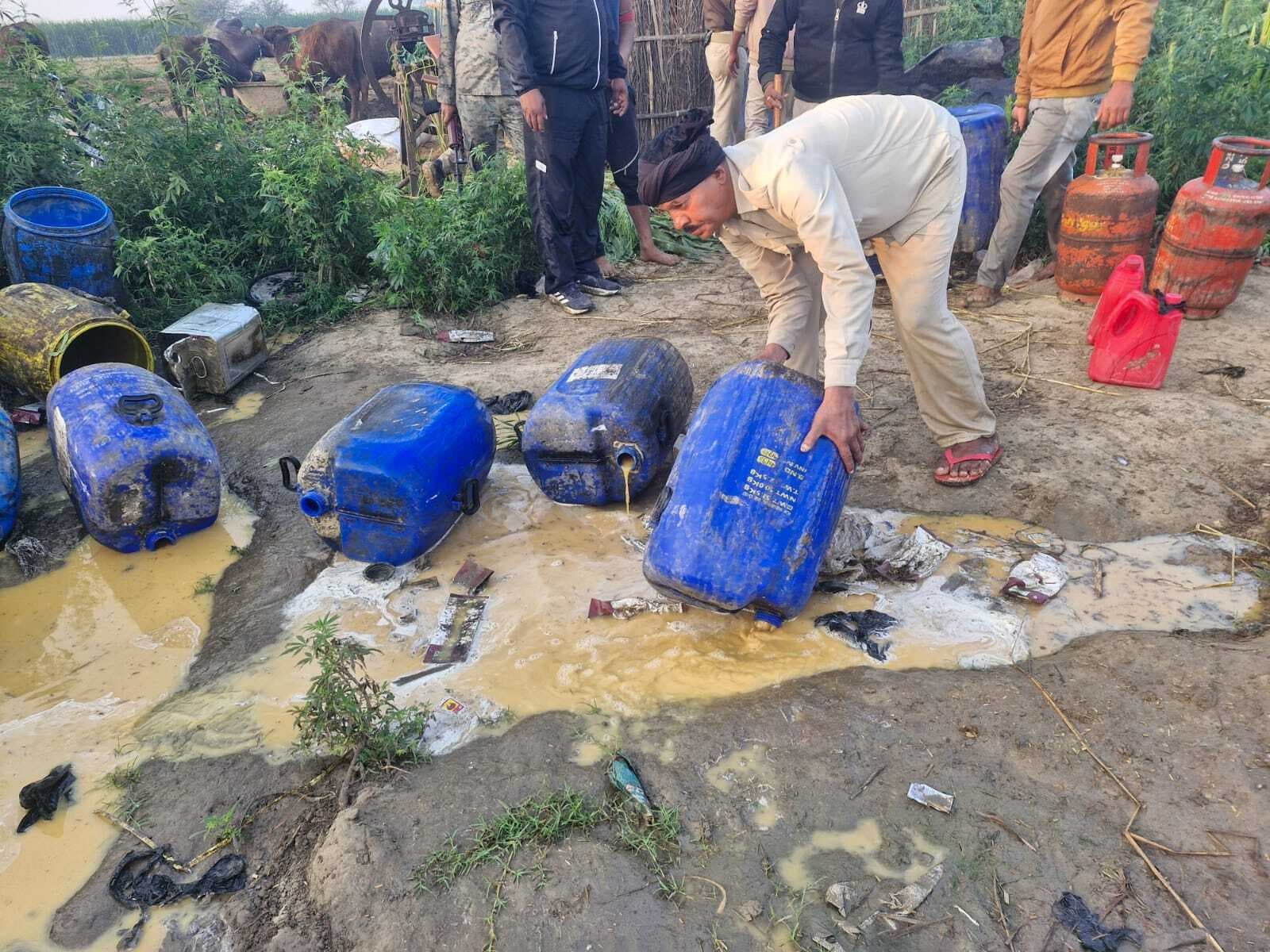 अवैध महुआ शराब के भट्ठी को पुलिस ने किया ध्वस्त