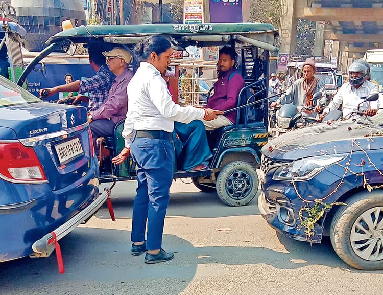 Chapra News : आज से बिना हेलमेट लगाये बाइक लेकर निकले, तो होगी कड़ी कार्रवाई