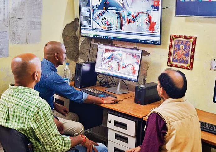 Chapra News : पार्सल कार्यालय के समीप बदमाशों ने व्यक्ति को चाकू मारकर रुपये लूटे