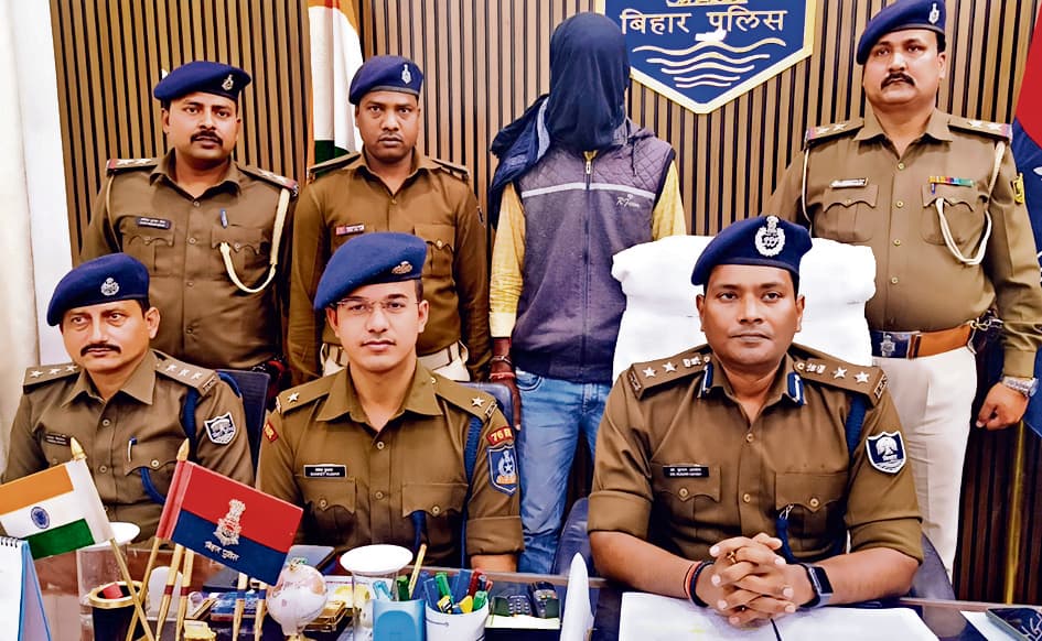 Chapra News : लूट की योजना बना रहे सात अभियुक्त स्मैक व हथियार के साथ गिरफ्तार