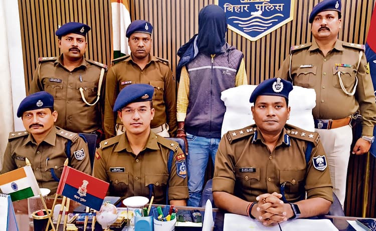 Chapra News : लूट की योजना बना रहे सात अभियुक्त स्मैक व हथियार के साथ गिरफ्तार