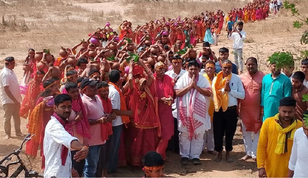 रुद्र चंडी महायज्ञ के लिए निकाली गयी कलश यात्रा