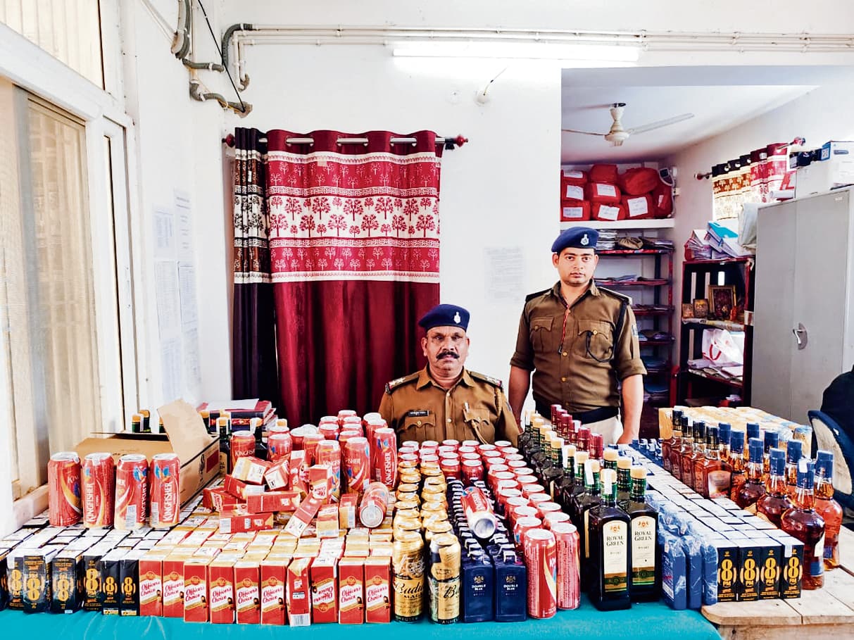 Buxar News: तस्करी के लिए ट्रेन से ले जायी जा रही 177 लीटर शराब जब्त