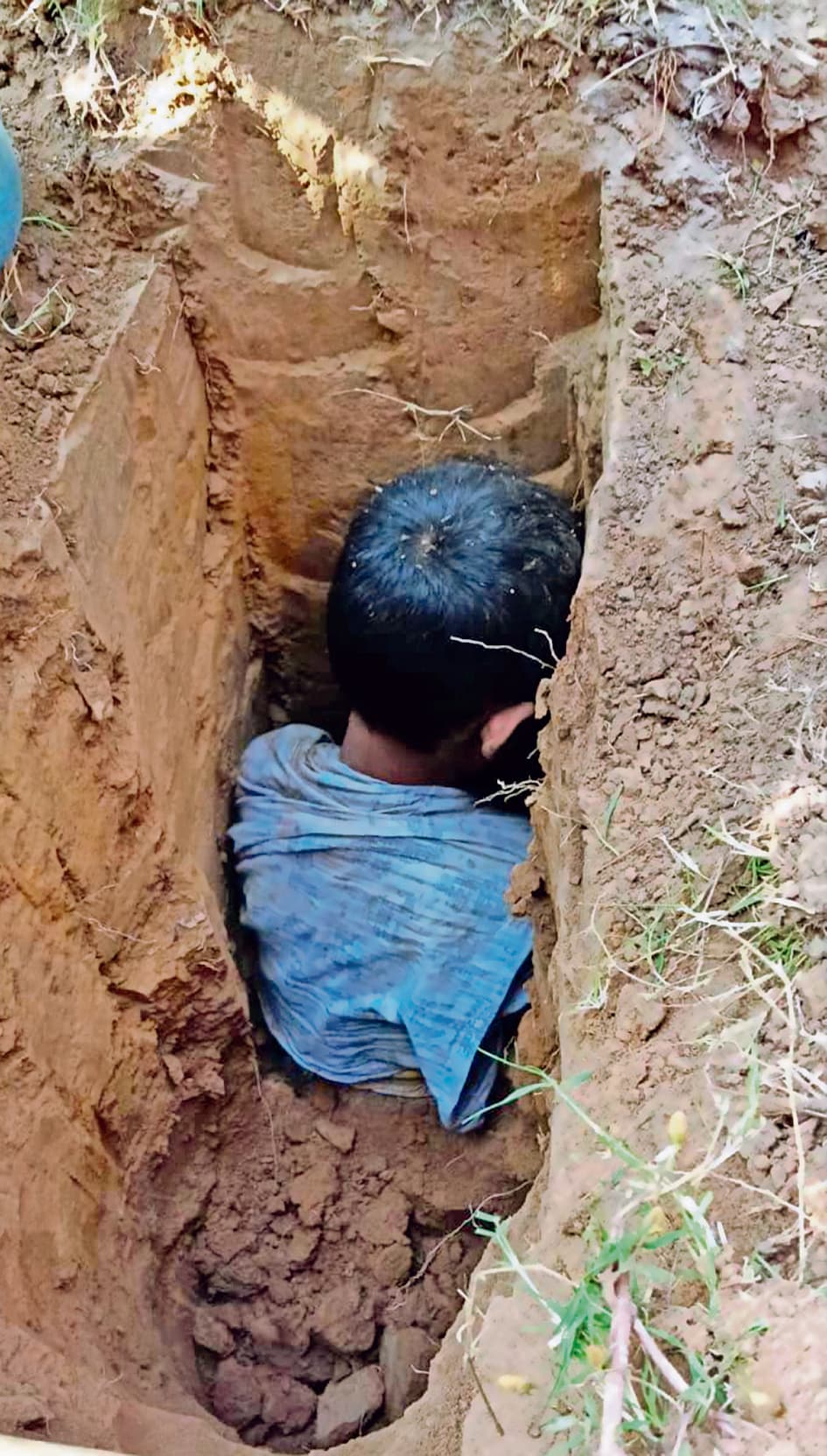 पांच फीट के गड्ढे में डेढ़ घंटे मासूम की जान रही सांसत में