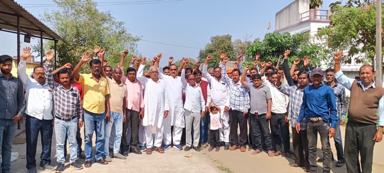 Dhanbad News: भूमि वापसी संघर्ष समिति ने किया प्रदर्शन