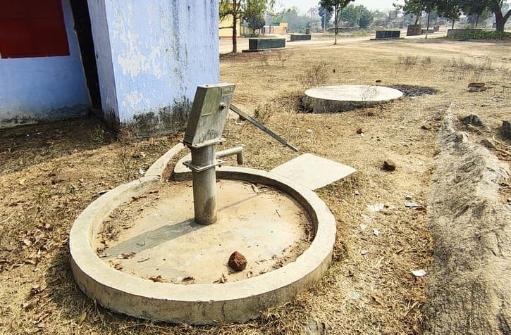 चिहारो पहाड़ में दो चापाकल चार माह से खराब, विभाग नहीं ले रहा सुध