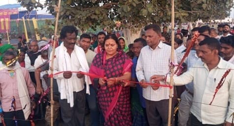 दुर्गा व जयराम सोरेन के शहादत दिवस पर हो रहे फुटबॉल प्रतियोगिता का मंत्री ने किया उद्घाटन