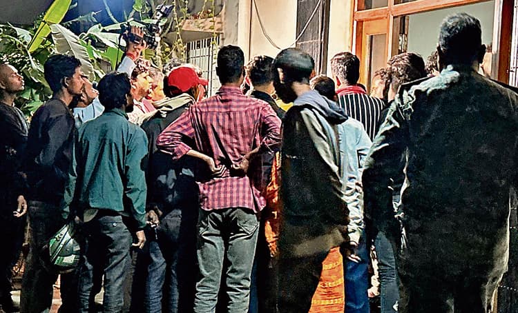 Dhanbad News : मरीज की मौत पर श्रीराम अस्पताल में परिजनों ने किया हंगामा