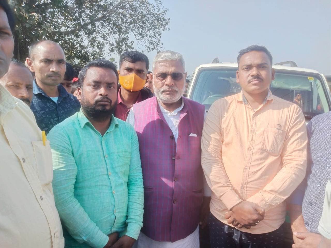 दफनाने के बाद पूर्व मुखिया के पिता का निकला शव