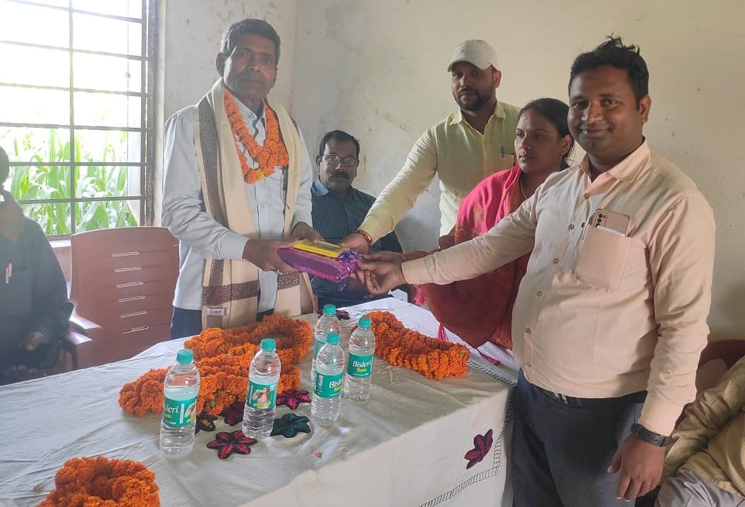 सेवानिवृत्त हेडमास्टर के लिए विदाई समारोह