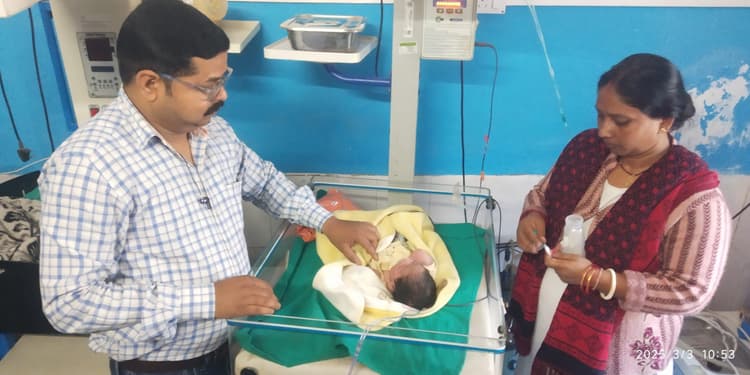 भटोत्तर गांव में गड्ढे से मिला नवजात शिशु, पीएचसी से चाइल्ड लाइन को सुपुर्द