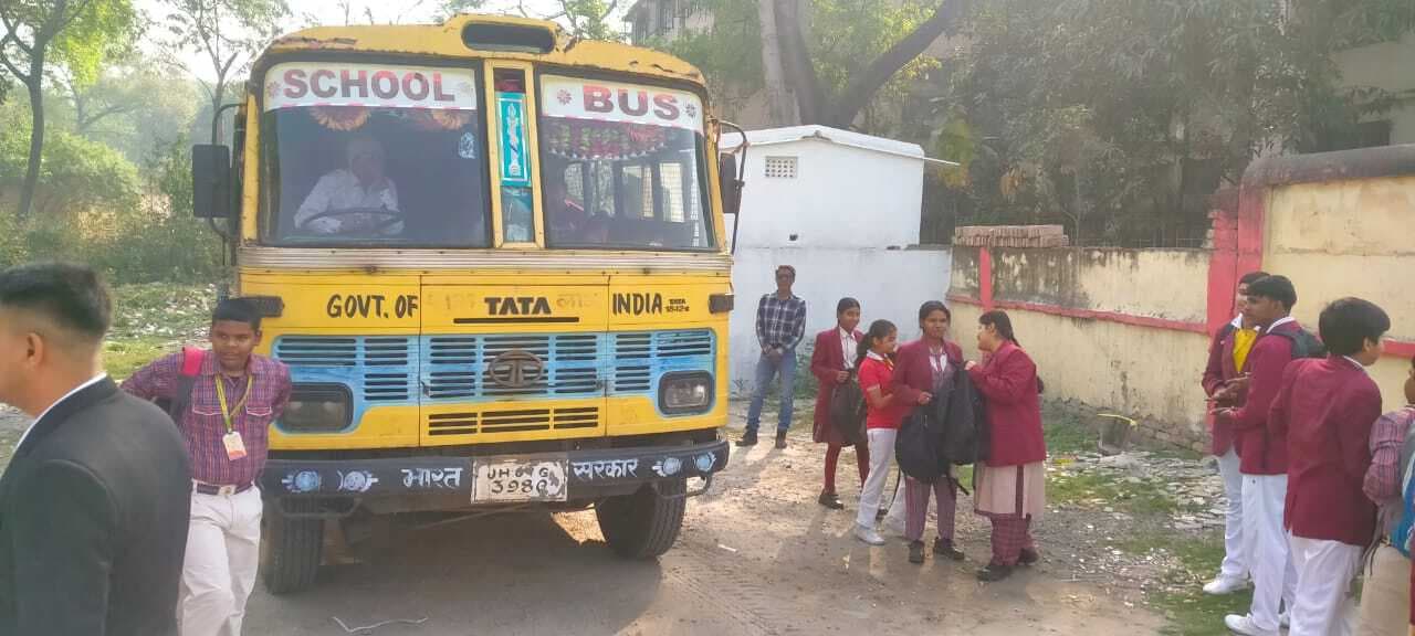 स्कूल बस में ठूंस-ठूंस कर ढो रहे बच्चे