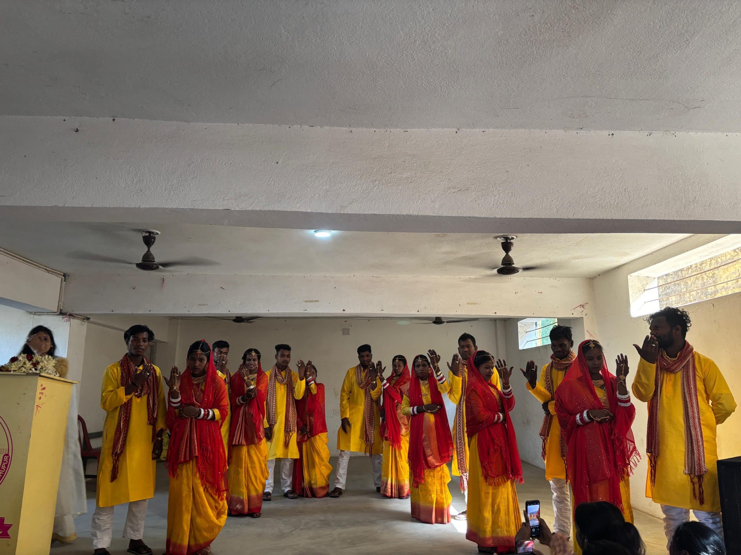 Deoghar news : सामूहिक विवाह समारोह में आठ जोड़े की करायी गयी शादी