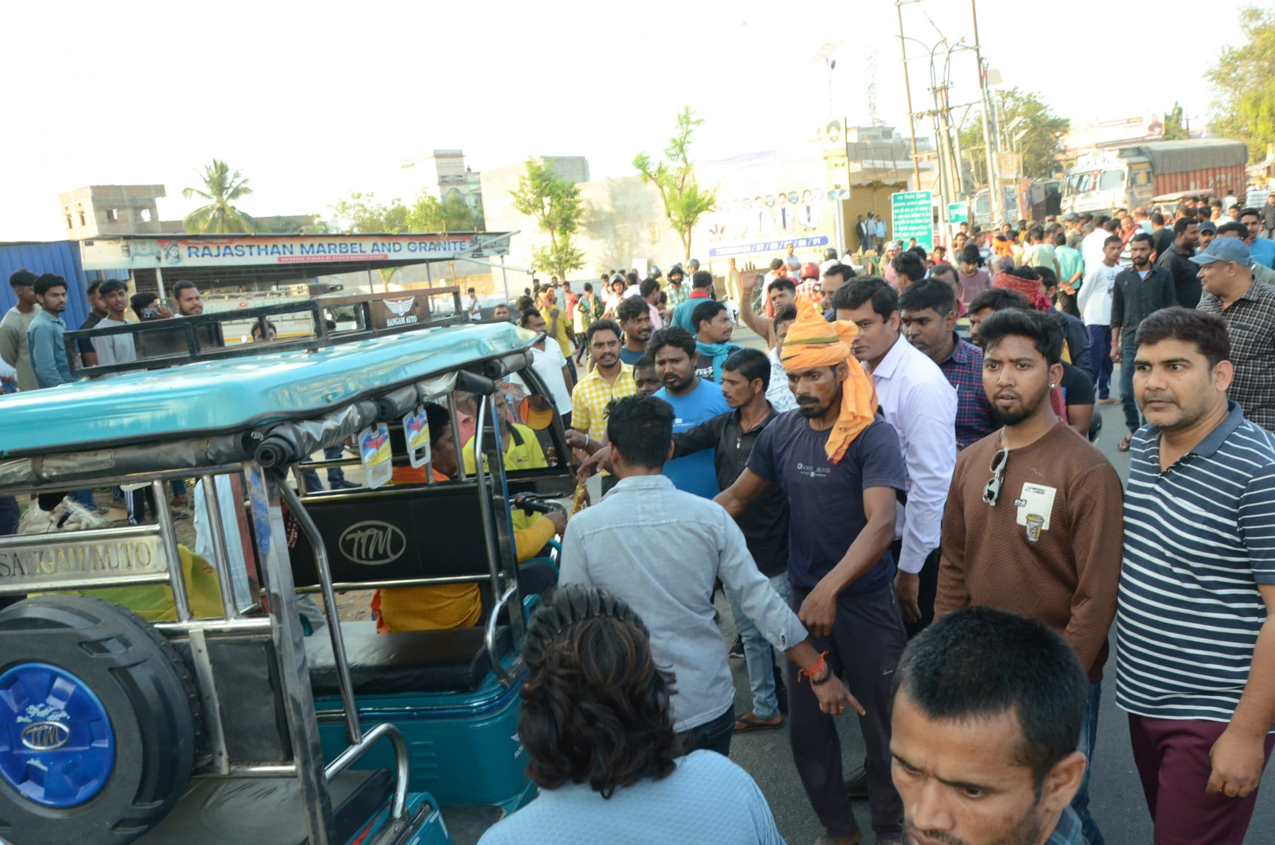 Deoghar News : सड़क दुर्घटना में मृत महिला के शव का कराया गया पोस्टमार्टम