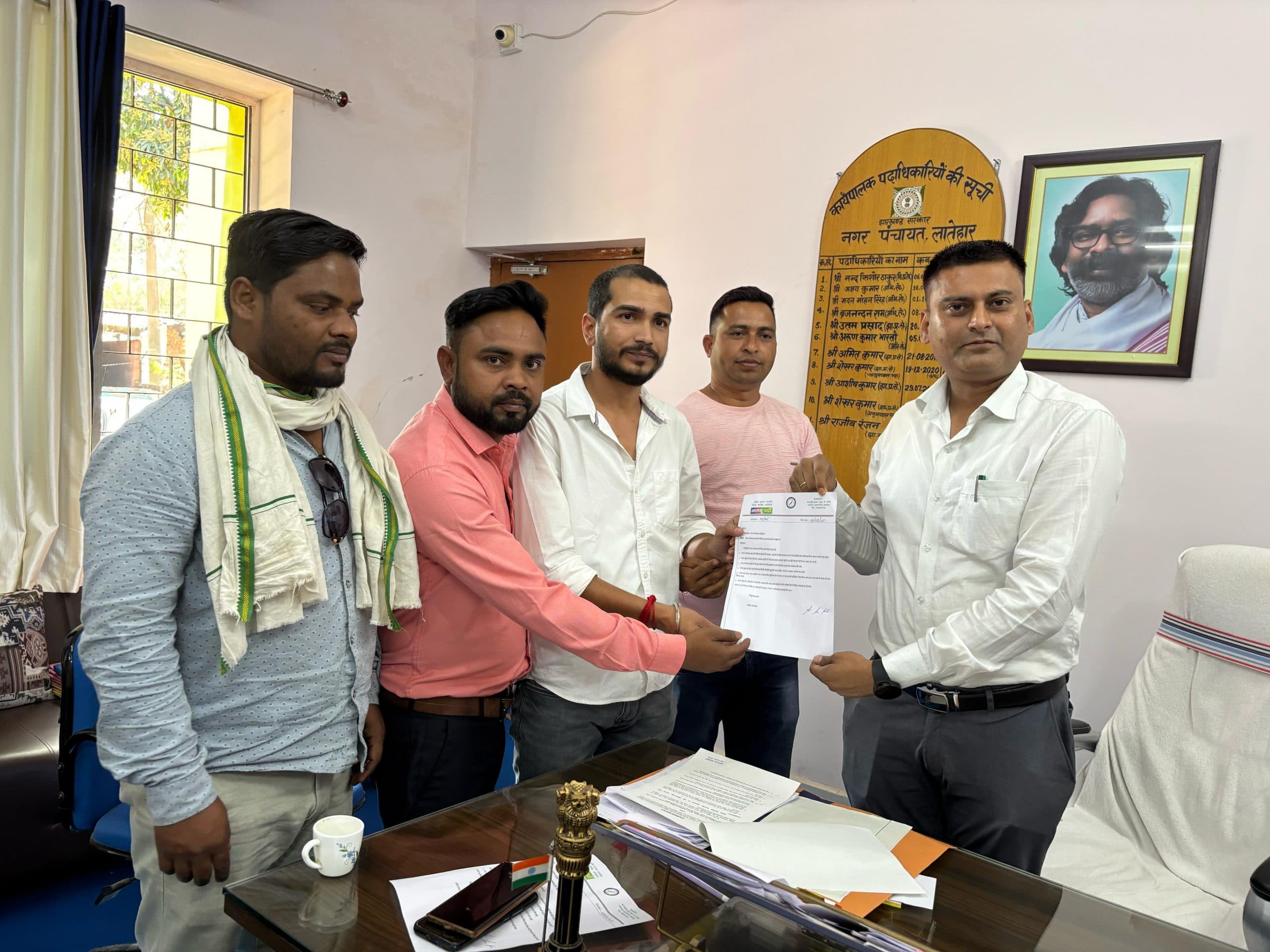 समस्याओं को लेकर आजसू पार्टी ने सौंपा ज्ञापन